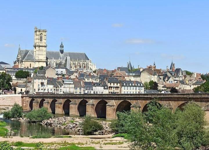La Maison Rose 2 Chambres Avec Lit Pour 2 Personnes Et 2 Salles De Bains เนอแวร์ ภายนอก รูปภาพ